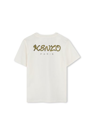 T-shirt bianco in cotone con un logo "KENZO" giallo e nero sulla schiena, con "PARIS" in un carattere elegante e minimalista sottostante.