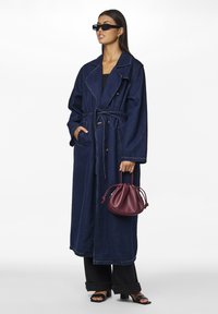 Pieces PCFREYA LONG - Gabardina - dark blue denim