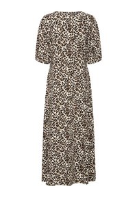 Robe à imprimé léopard, manches bouffantes courtes, encolure ronde, longueur genou, tissu doux, teintes terreuses de beige, marron et noir, silhouette fluide.
