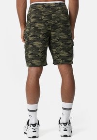 Groene camouflage cargo-shorts met een relaxte pasvorm, voorzien van zijzakken, een elastische tailleband en een gestructureerde stof.
