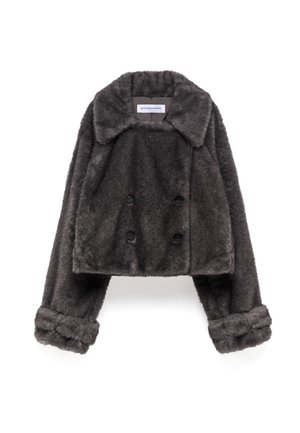 Grijze faux fur cropped jas met een dubbelzijdige sluiting, grote kraag, zwarte knopen en opgerolde mouwen, met een zachte textuur.