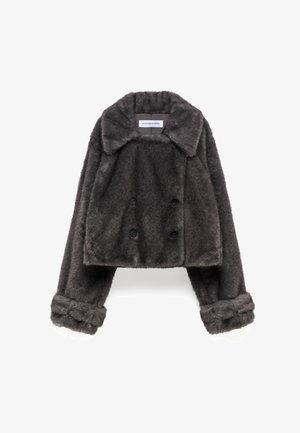 Grijze faux fur cropped jas met een dubbelzijdige sluiting, grote kraag, zwarte knopen en opgerolde mouwen, met een zachte textuur.