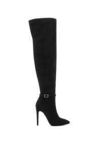 Botas negras por encima de la rodilla hechas de suave ante, con punta afilada, tacón de aguja y una delicada correa en el tobillo con una hebilla dorada.