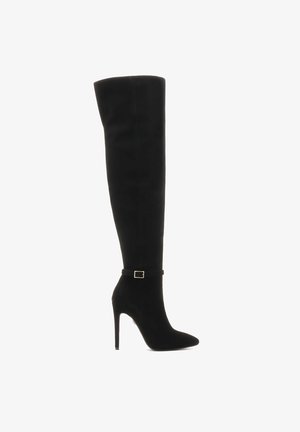 Zwarte over-de-knie laarzen van zacht suede, met een spitse neus, stiletto hak, en een delicate enkelband met een gouden gesp.