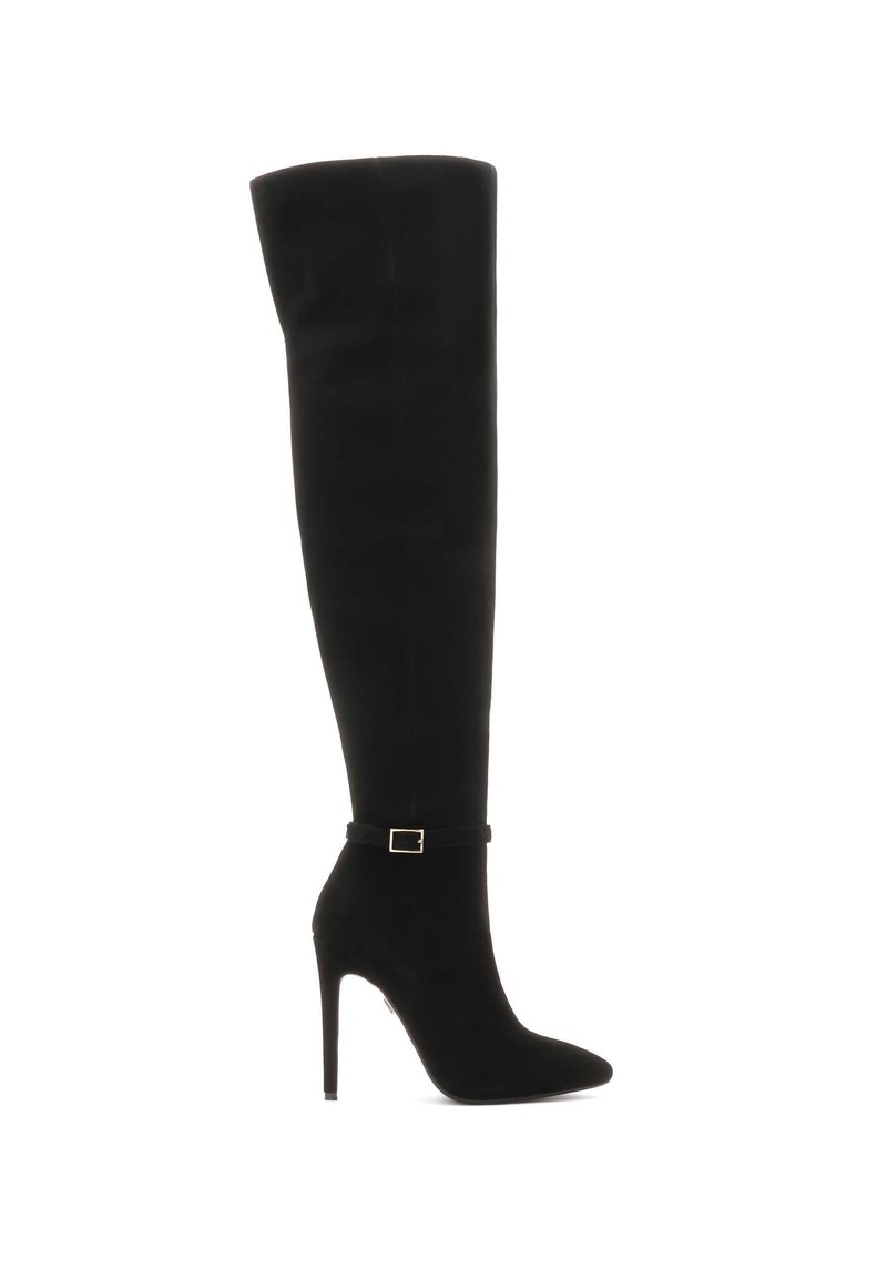 Botas negras por encima de la rodilla hechas de suave ante, con punta afilada, tacón de aguja y una delicada correa en el tobillo con una hebilla dorada.