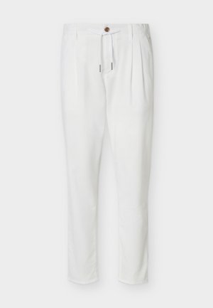 Weiße maßgeschneiderte Hose mit Vorderfalten, einem braunen Knopf und einem Kordelzugbund, auf schlichtem Hintergrund dargestellt.