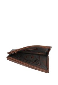 Bruine leren clutch tas open, met een donkere stoffen voering die een klein elastisch pocket en een ritscompartiment binnenin toont.