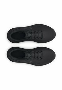 Chaussures de sport noires avec une tige en maille texturée, un orteil arrondi, des perforations circulaires et diagonales, et des lacets plats. Accents de logo subtils.