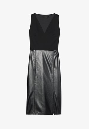 Melnas kleitas ar bezpiedurknēm, V-veida dekoltē un ceļa garuma svārkiem no mākslīgās ādas. Iespējas ietver centrālo šuvi un aizmugurējo šķēlumu.