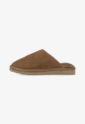 Bruine suède instap pantoffels met een getextureerde bontvoering, een aflopende vorm, en een rubberen zool met een zigzagprofiel.