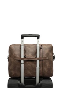 Sac fourre-tout en cuir marron avec finition texturée, fixé sur une valise noire. Il dispose de poignées doubles et d'une poignée rétractable pour un transport facile.