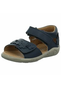 Sandalia de cuero azul marino con acentos florales, diseño de punta abierta, dos correas ajustables y una suela de goma beige con patrones de corazones.