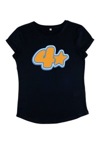 Schwarzes Baumwoll-T-Shirt mit kurzen, umgeschlagenen Ärmeln, das auf der Vorderseite eine große orangefarbene Zahl "4" und einen Stern mit blauer Umrandung zeigt.