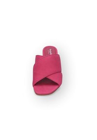 Růžová semišová nazouvací bota s křížovým páskem a otevřenou špičkou. Obsahuje plochou podrážku a hladkou strukturu.