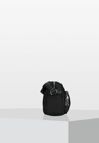 Borsa in tessuto nero con forma arrotondata, dotata di chiusura con zip, tracolla regolabile e dettagli in metallo argentato. Texture liscia.