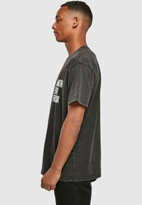 Mister Tee WAITING FOR FRIDAY ACID WASHED HEAVY - Apdrukāts T-krekls - black