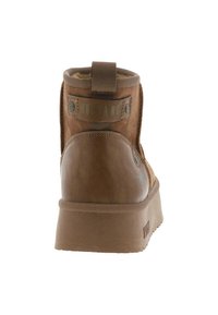 Brūni potīši ar mīkstu zamšādas augšdaļu, izturīgu gumijas zoli un mīkstinošu apkakli. Iekļauj cilpu un logotipu iespiestu aizmugurē.