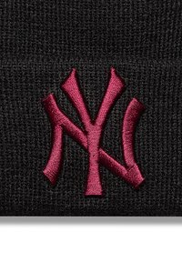 Juodas megztinis skrybėlė su bordo siuvinėtu NY logotipu. Audinys yra tekstūriškas, su tankiu mezgimu ir tvirtai priglundančiu dizainu.