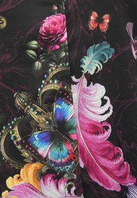 Tessuto con stampa floreale e farfalles caratterizzato da vivaci tonalità di rosa, blu e verde su uno sfondo nero, con dettagli intricati di corone e gemme.