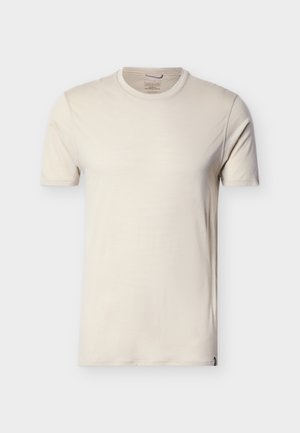 Prosty, beżowy t-shirt z krótkim rękawem i okrągłym dekoltem, wyświetlany na białym tle, pokazujący przód i detale szwów.