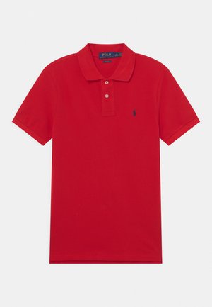 Rød kortermet poloshirt med to knapper, klassisk krage og liten marineblå logo brodert på venstre bryst.