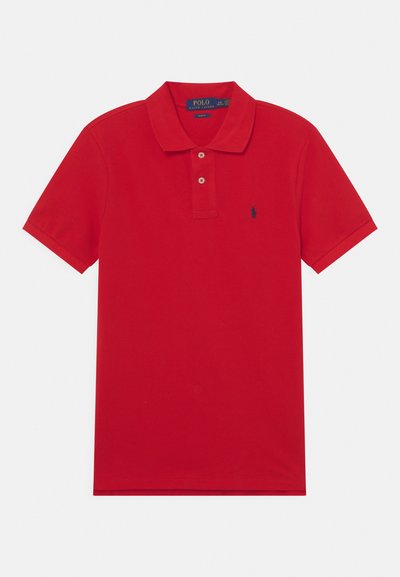 Rood poloshirt met korte mouwen, twee knopen, klassieke kraag en klein marineblauw logo geborduurd op de linkerborst.
