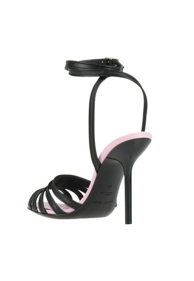 Sandali neri con tacco a stiletto, caratterizzati da molteplici cinturini e una soletta rosa. Include un cinturino alla caviglia con dettaglio a fibbia.