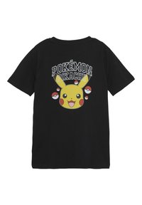 Czarna koszulka z dużą grafiką żółtego Pikachu z czerwonymi policzkami, otoczonego Poké Ballami. Napis brzmi „POKÉMON PIKACHU.”