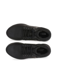 Zapatillas negras con cordones, con parte superior de cuero suave, lengüeta de malla texturizada y suela de goma; diseño minimalista sin patrones ni acentos.