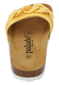 Gelbe Rutsch-Sandale mit geflochtenem Riemendesign, Korkfußbett und weißer Sohle. Mit dem Markenlogo auf dem beige Innenfutter bedruckt.