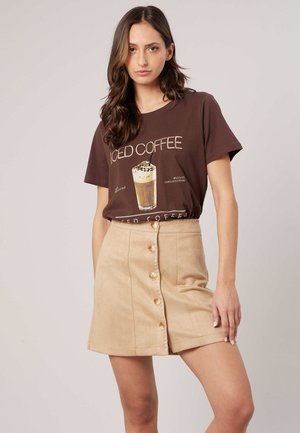 DEELUXE, DEELUXE ORIGINAL T-SHIRT COFFEE - T-shirt imprimé - hellbraun
