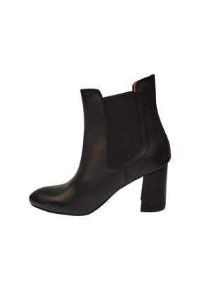 Botín de cuero negro hasta el tobillo con puntera redondeada, paneles laterales elásticos y tacón grueso. Textura suave y diseño minimalista.
