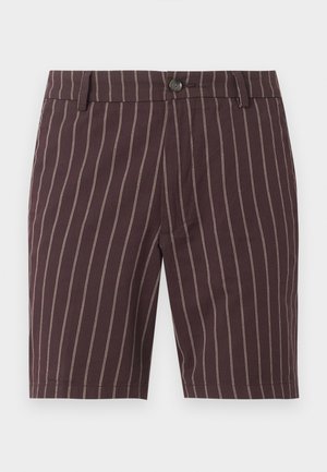 Σκούρα καφέ σορτς με λεπτές κάθετες λευκές ρίγες, κλείσιμο με κουμπί, θηλιές για ζώνη και εφαρμοστή γραμμή.