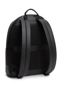 Μαύρο σακίδιο πλάτης με επενδυμένη δίχτυ πλάτη, διπλούς υφασμάτινους ιμάντες και λαβή στο πάνω μέρος. Κομψός σχεδιασμός με ελάχιστα ραφές και ματ φινίρισμα.