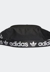 Svart Adidas midjeväska med ett zippered huvudfack och en justerbar rem som har vit Adidas-logga och trebladsmönster.