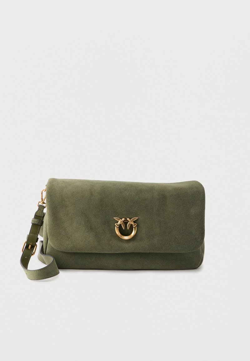 Φάκελος από σουέντ σε ελιά πράσινο με αποσπώμενο λουράκι και χρυσό μεταλλικό κούμπωμα σε σχήμα δύο πουλιών που κοιτάζονται μεταξύ τους.