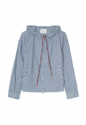 Chaqueta con capucha de rayas verticales azules y blancas, con cremallera frontal y cordones rojos, que cuenta con dos bolsillos laterales y mangas largas.