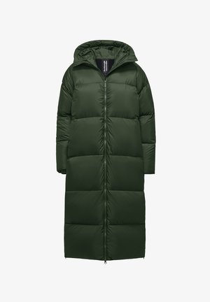 Cappotto lungo imbottito di colore verde scuro, dotato di cappuccio, zip frontale e design a righe orizzontali. Realizzato in materiale morbido e leggero.
