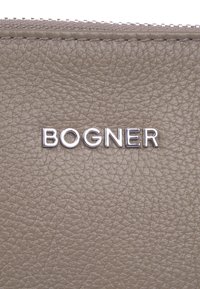 Grå tekstureret læderpung med et metallisk "BOGNER" logo. Har en glat lynlåslukning og synlige sømme langs kanten.