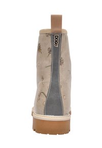 Helle beige Knöchelstiefel mit floralem Muster, grauem Seitenpanel, sandfarbenem Zugband und dicker Gummisohle. Texturierte Oberfläche mit Nahtdetails.