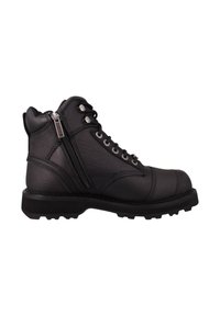 Czarne skórzane buty za kostkę z wiązaniem z boku, metalowymi oczkami, wyściełanym kołnierzem i wytrzymałą podeszwą, zaprezentowane w profilu na białym tle.