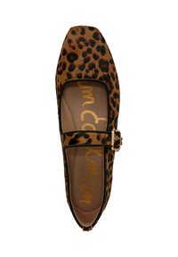 Chaussure plate à imprimé léopard avec bout carré, bord noir et une seule sangle avec boucle dorée ; texture douce avec semelle intérieure en logo doré.