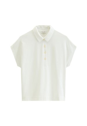 Λευκό πόλο με κοντά μανίκια, κλασικό γιακά και τέσσερα μπεζ κουμπιά στο μπροστινό μέρος, εμφανιζόμενο σε απλό φόντο.