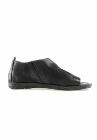 Chaussure à enfiler en cuir noir avec bout ouvert, semelle plate et panneau élastique latéral pour un enfilage facile.
