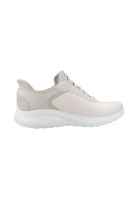 Baskets de sport rose clair avec une tige en maille, des détails texturés, des accents gris et une semelle extérieure blanche ; comprend des lacets et un col de talon rembourré.