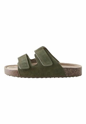 Sandale slide en daim vert olive avec deux brides Velcro ajustables et une semelle à texture liège pour un usage décontracté.