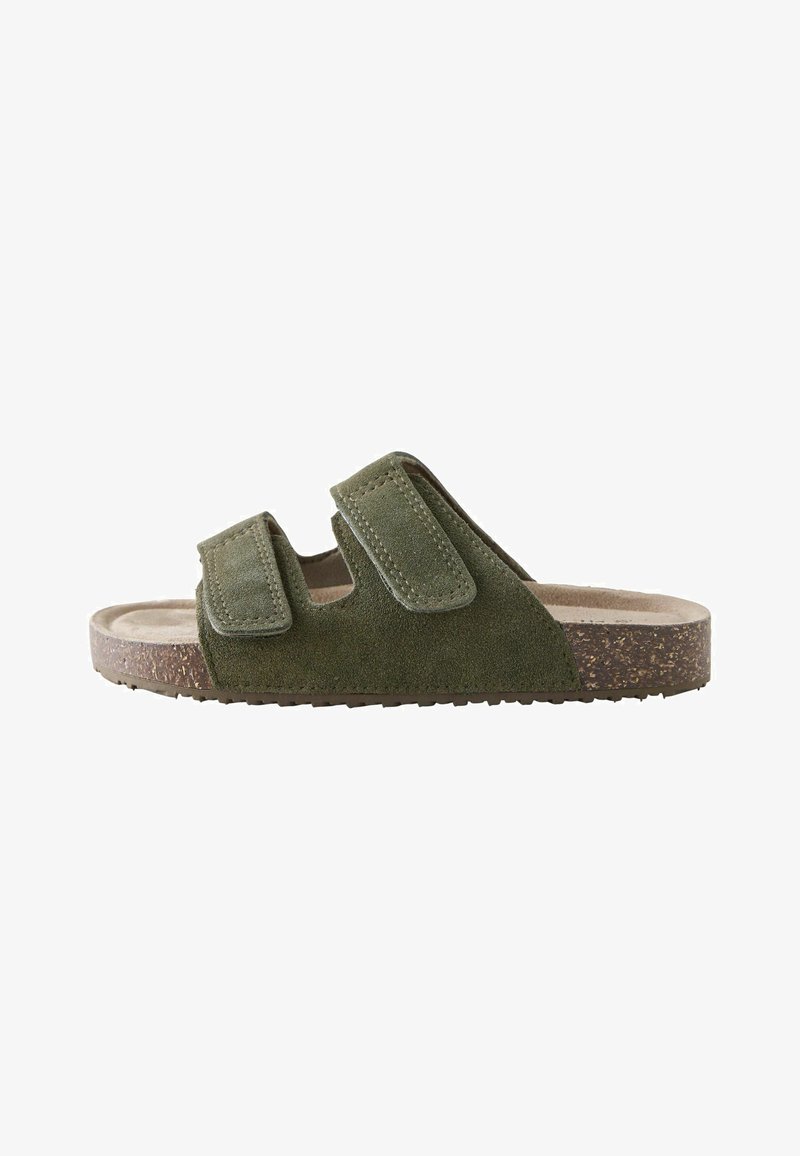 Sandale slide en daim vert olive avec deux brides Velcro ajustables et une semelle à texture liège pour un usage décontracté.