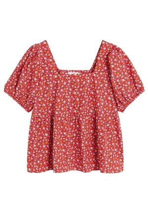 Czerwona kwiecista bluzka z bufkami na krótkich rękawach i kwadratowym dekoltem, ozdobiona małymi białymi i pomarańczowymi kwiatami na czerwonym tle.