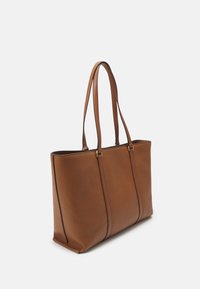 Borsa a tracolla in pelle marrone con texture a granuli, caratterizzata da due manici lunghi e dettagli in metallo dorato discreti, progettata con un interno spazioso.