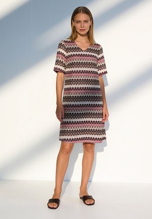 More & More, MORE & MORE STYLISHES, GESTREIFTES KLEID, WELLENOPTIK - Strickkleid - fancy jesey